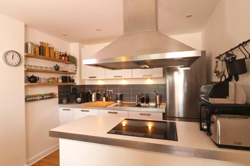 Spacious Private Flat In Centre *