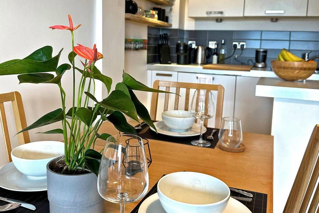 Spacious Private Flat In Centre Apartment *