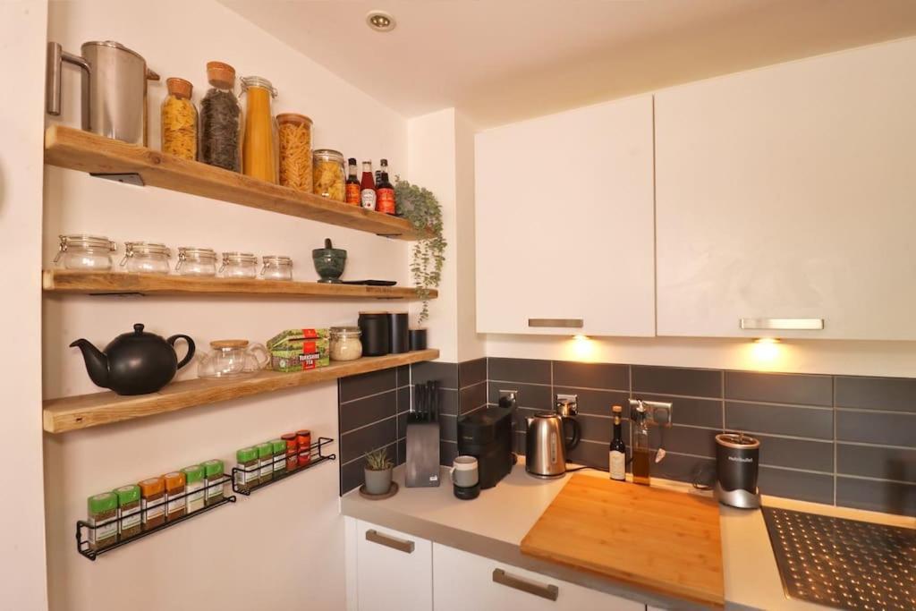 Spacious Private Flat In Centre Apartment *